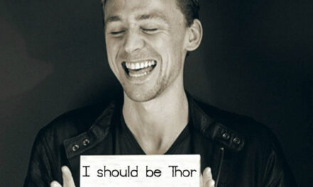 A nap képe: Így néz ki a félmeztelen, szőke Tom Hiddleston Thor szerepében